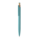 Wciskany aluminiowy długopis z bambusowym przyciskiem w pastelowym kolorze baby blue